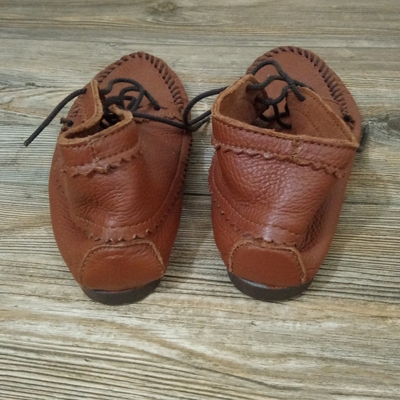 Minnetonka Leather Lightweight Slouchy Lace Up Moccasin Shoes - Picture 4 of 14
